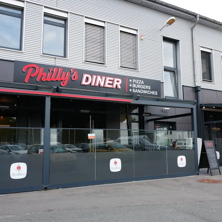 Rote Philly's Diner Leuchtschrift an der Fassade