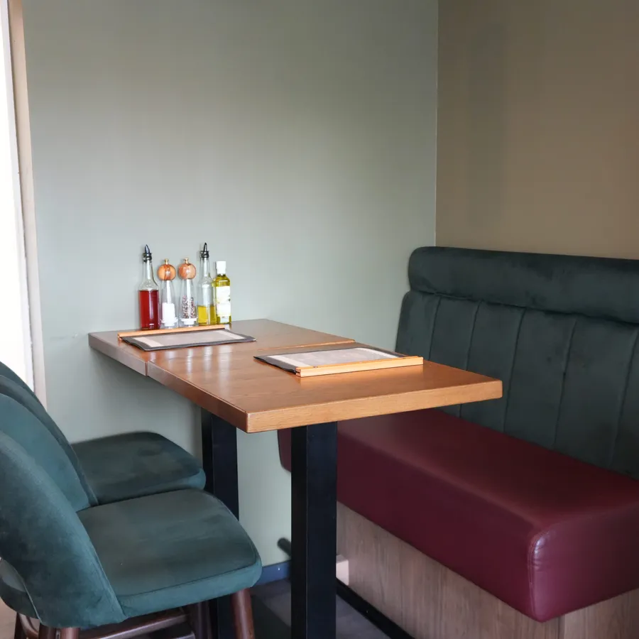 Sitznische mit Holztisch im Philly's Diner
