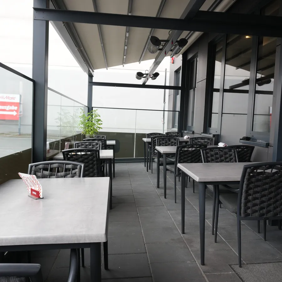 Überdachte Terrasse mit Sitzplätzen bei Philly's Diner